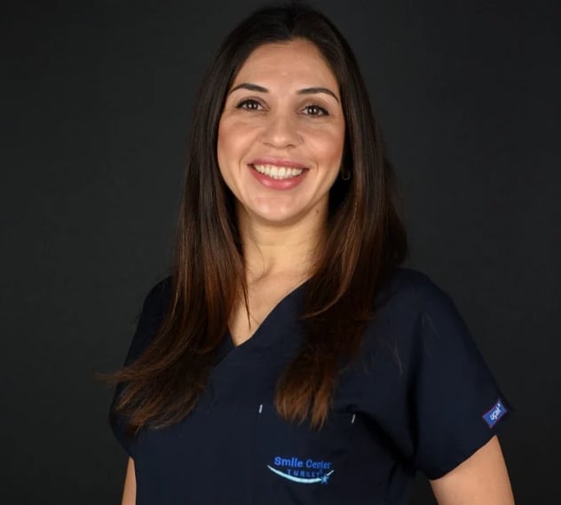 Portrait of Dr. Özlem, cosmetic dentist at Smile Center Turkey